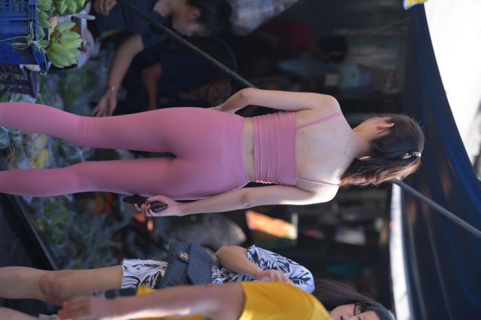 粉色的甜美瑜伽裤女孩在逛街【372P】00057-阡陌图库