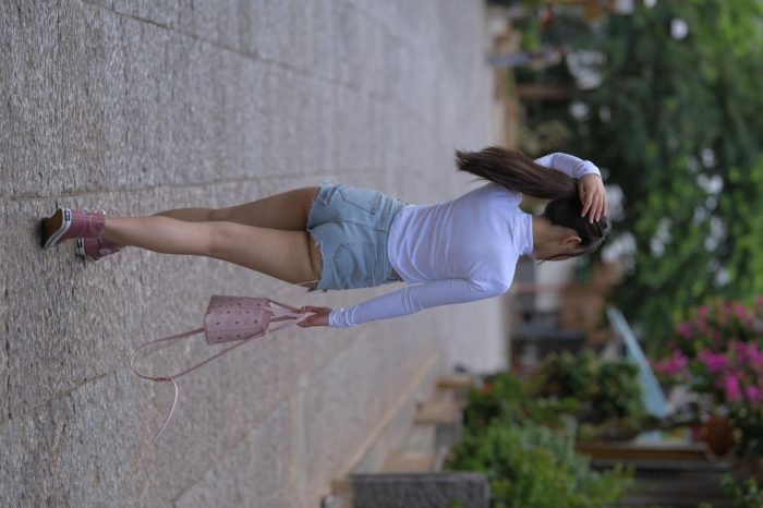 紧身牛仔短裤骑自行车的漂亮女孩【588P】00053-阡陌图库