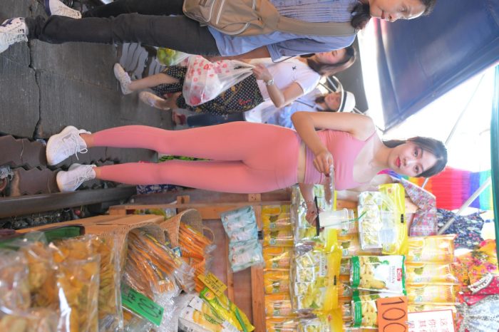 粉色的甜美瑜伽裤女孩在逛街【372P】00057-阡陌图库