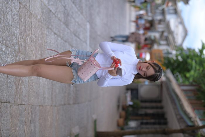 紧身牛仔短裤骑自行车的漂亮女孩【588P】00053-阡陌图库