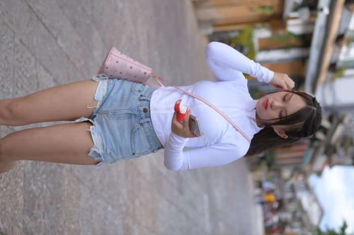 紧身牛仔短裤骑自行车的漂亮女孩【588P】00053-阡陌图库