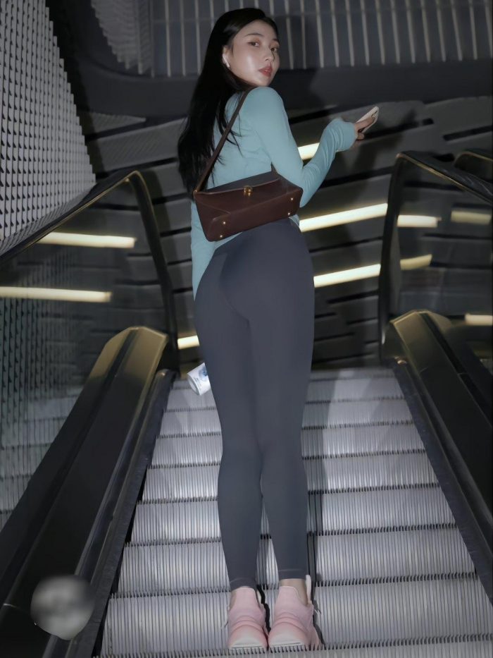 晚上逛商场的瑜伽裤漂亮女孩J2244 225P2V-15.1GB-阡陌图库