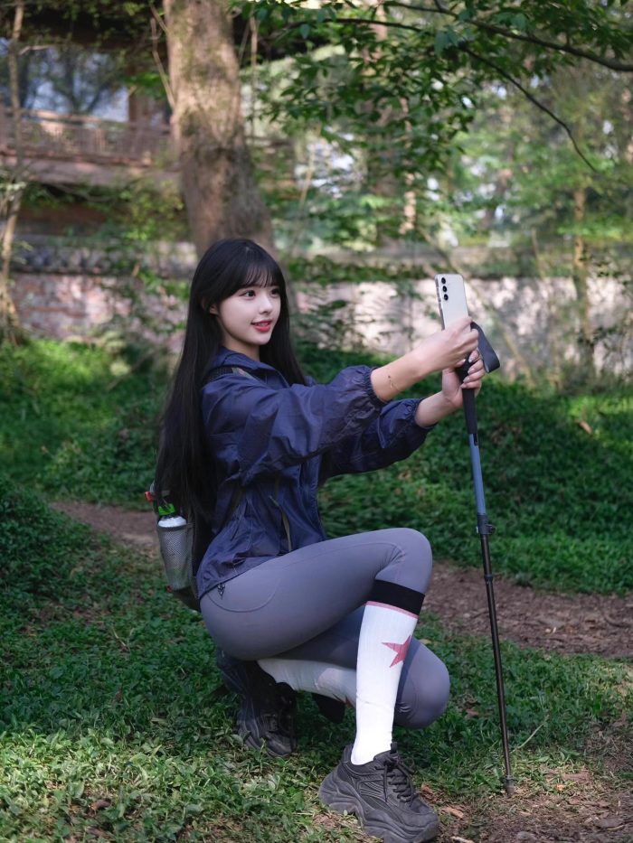 爱爬山的瑜伽裤MM，太甜美了！~-阡陌图库