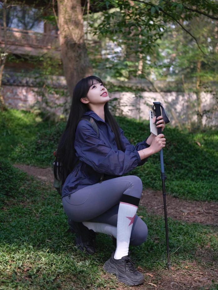 爱爬山的瑜伽裤MM，太甜美了！~-阡陌图库