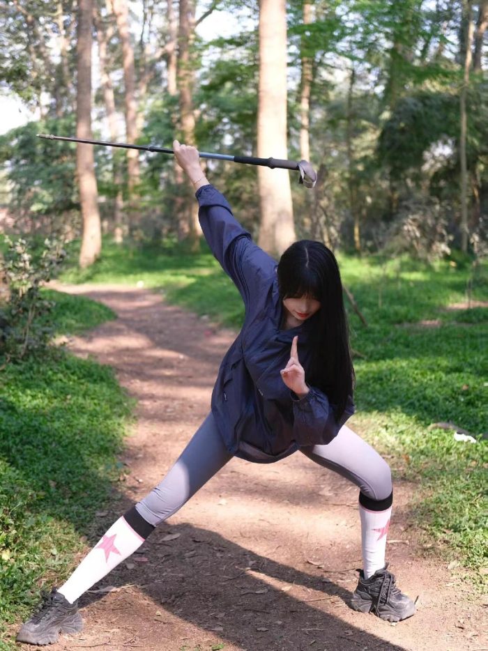 爱爬山的瑜伽裤MM，太甜美了！~-阡陌图库